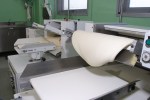 fase preparazione pasta con macchinario industriale